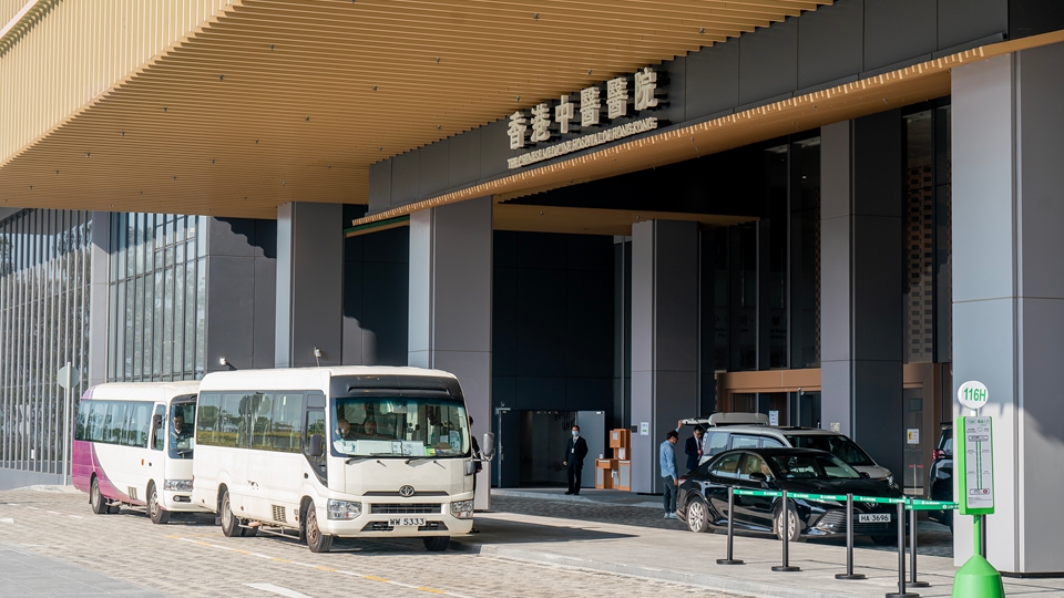 施政報告2026｜5年內指定專科門診輪候時間縮短一半 香港中醫院年底開展24小時住院服務