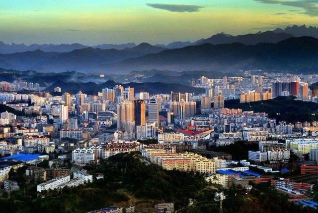 十堰市委書記王永輝主持召開市委常委會會議