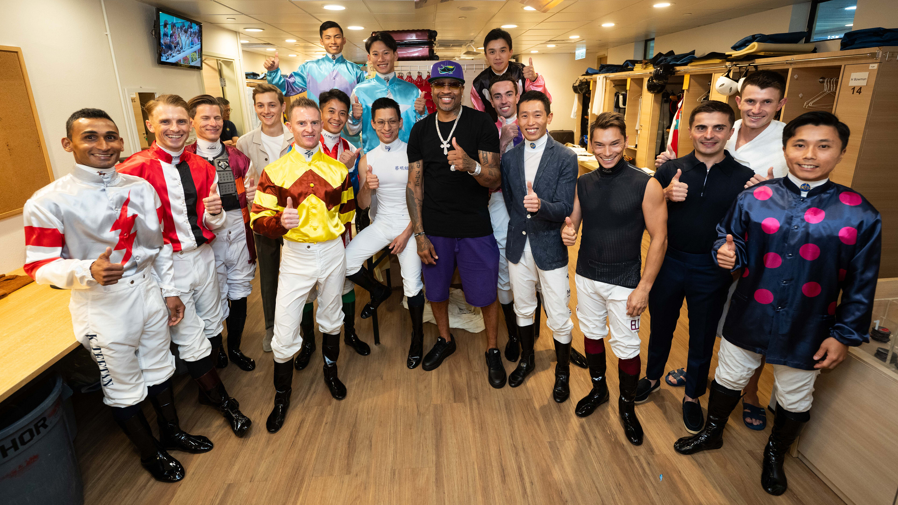 NBA傳奇球星艾佛遜現身跑馬地觀賽 體驗香港賽馬世界級體育娛樂活力