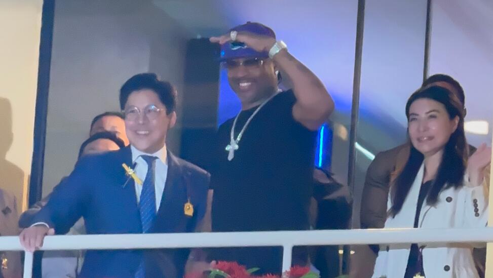有片丨NBA戰神艾佛遜現身馬場 霍啟剛郭晶晶齊追星