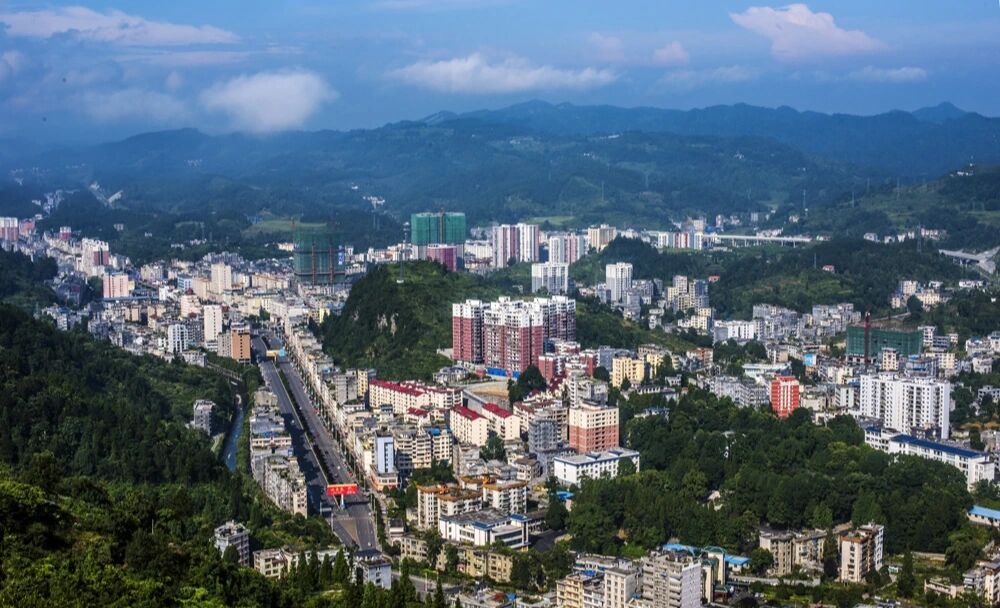 咸豐縣委書記鄧亞敏實地督導溶洞天坑治理工作