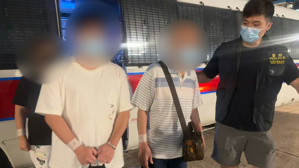 警方荔枝角道搗破非法賭檔 拘8人 檢獲24萬籌碼及現金