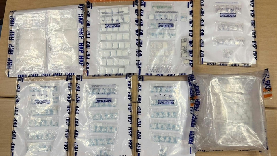 警方荃灣工廈搗破毒品儲存倉 拘23歲內地男 檢值45萬毒品