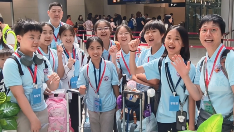 有片｜港澳青少年升旗隊出發 向國旗敬禮：「北京 我們來啦！」