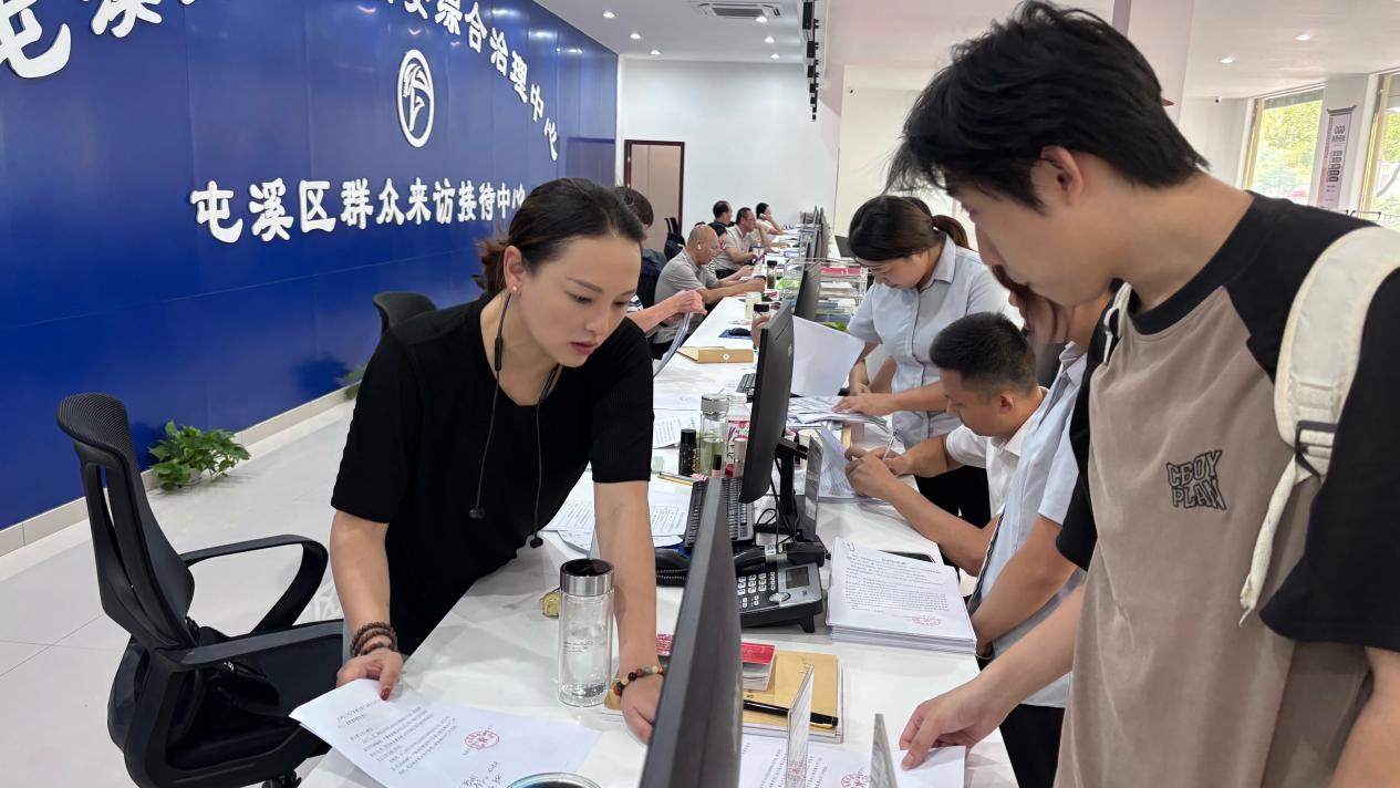 矛盾糾紛「終點站」 幸福生活「加油站」—— 安徽屯溪區綜治中心為民排憂解難紀實