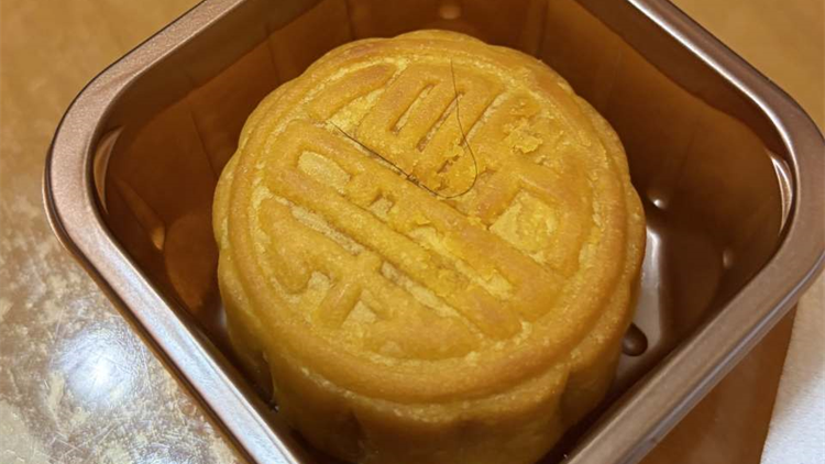 網民曬片控訴貴價月餅內藏毛髮 品牌稱安排專人跟進
