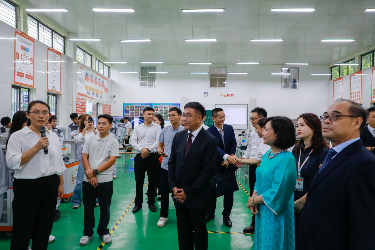 南寧職大：教育部代表團參訪中國 — 越南電子信息現代工匠學院越南基地