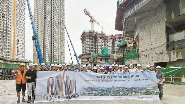 何永賢見證簡約公屋首批住戶上樓
