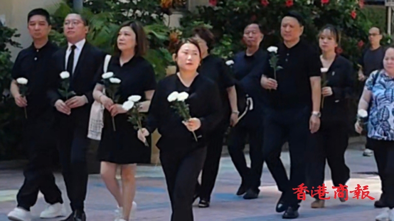 有片｜大批市民赴弔唁處獻花致意 送別董建華