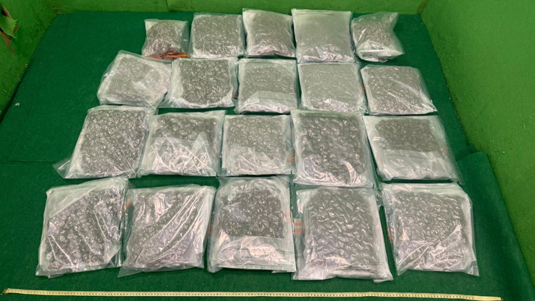 海關機場偵破兩宗旅客販毒案件 檢約7公斤懷疑大麻花