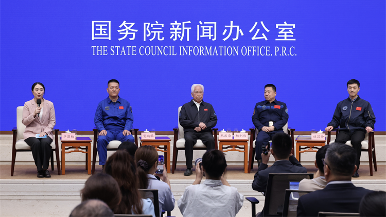 楊利偉讚揚黎家盈表現優秀