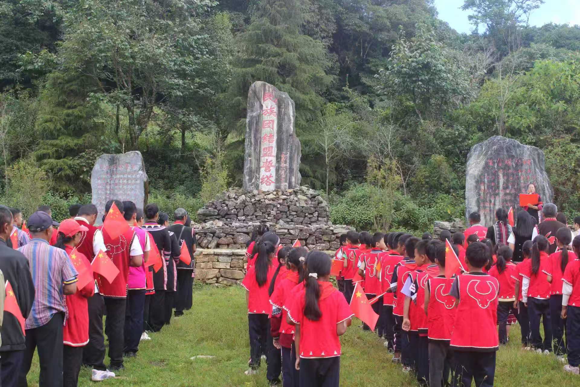 雲南西盟縣：在盟誓塔下上一堂「行走的思政課」 鑄牢中華民族共同體意識