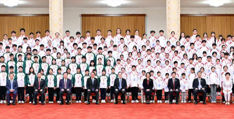 多圖回顧港澳青少年升旗隊代表團訪京