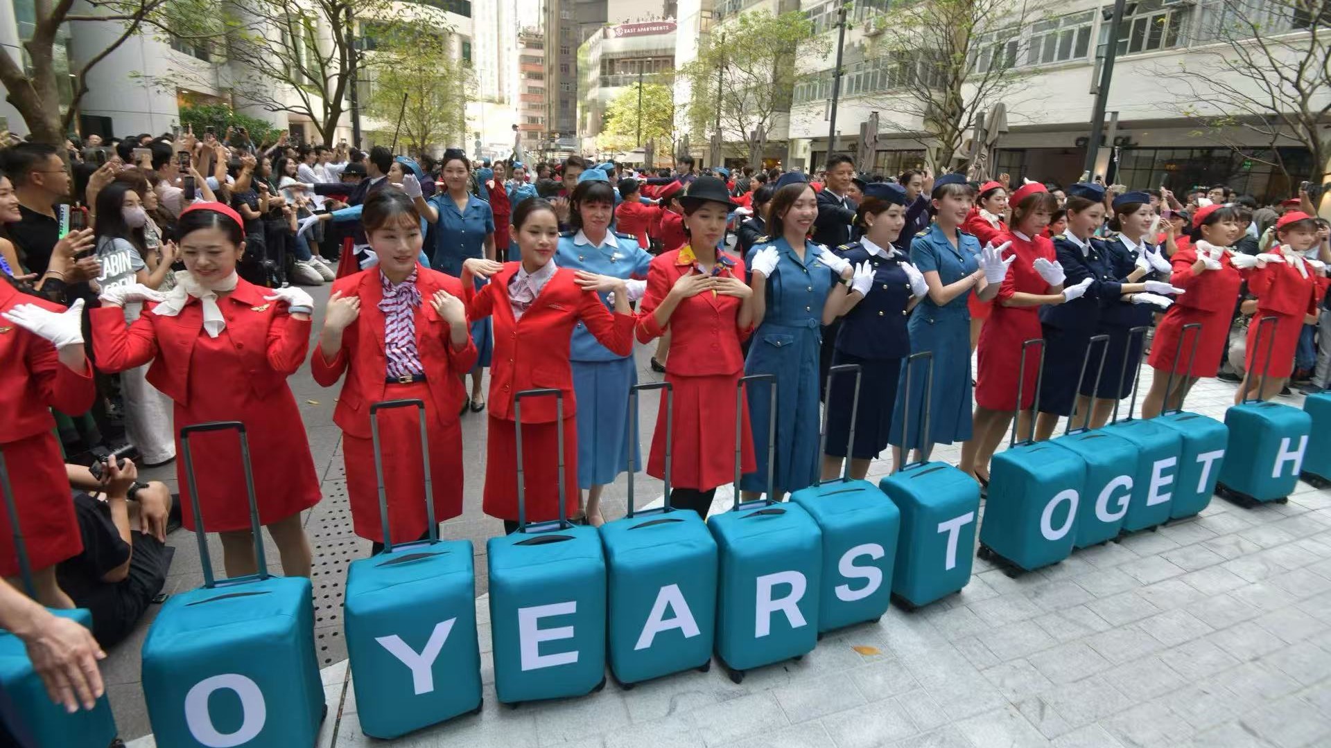 國泰航空「同心飛躍八十年」 逾百機組人員和舞者驚喜演出