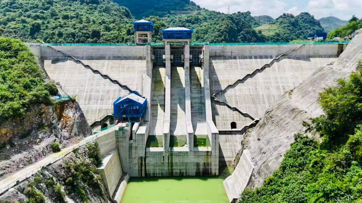 貴州息烽兩岔河，一座大壩橫亙兩山之間