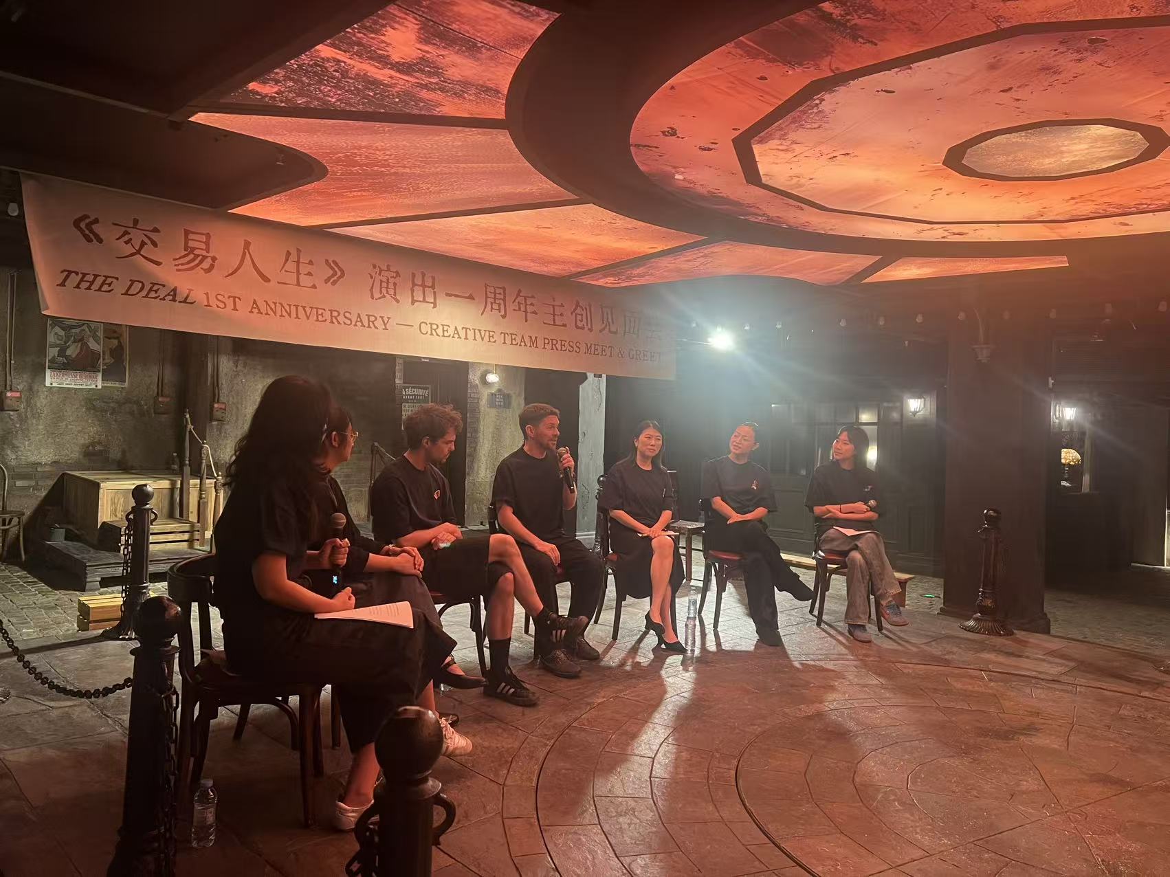 深圳原創沉浸式形體劇《交易人生》公演一周年：從明華輪駛向國際舞台的「深圳樣本」