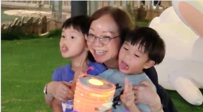 有片 | 市民齊聚觀塘海濱賞月 共度溫馨中秋