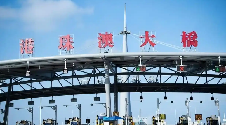 運輸署：港珠澳大橋珠海口岸往香港方向車輛通關廣場非常繁忙