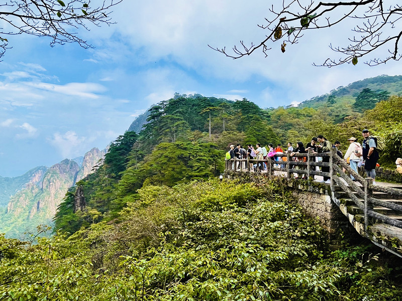 白天晚上各有景致 黃山風景區中秋假期迎客超6萬人次