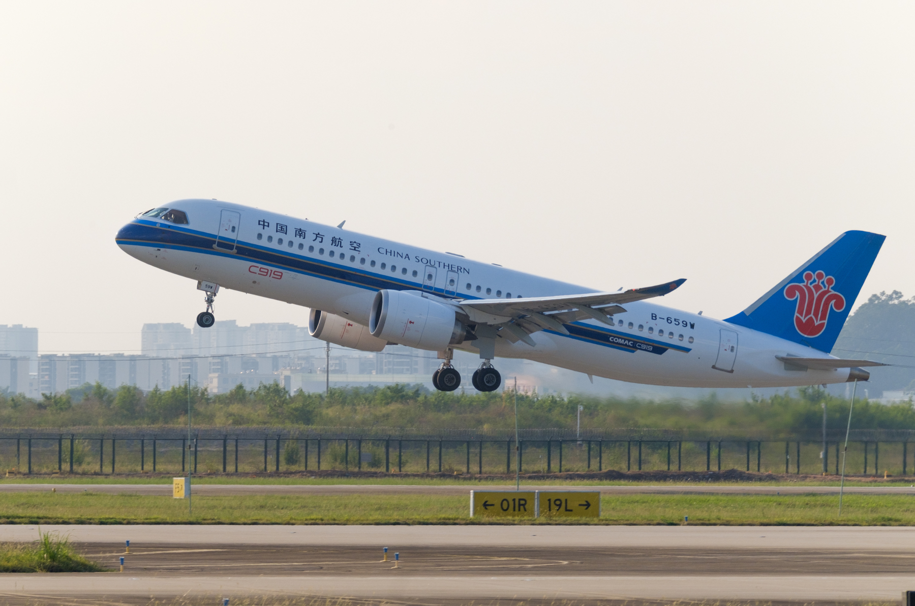 南航C919國產大飛機首次在青島執飛定期商業航班