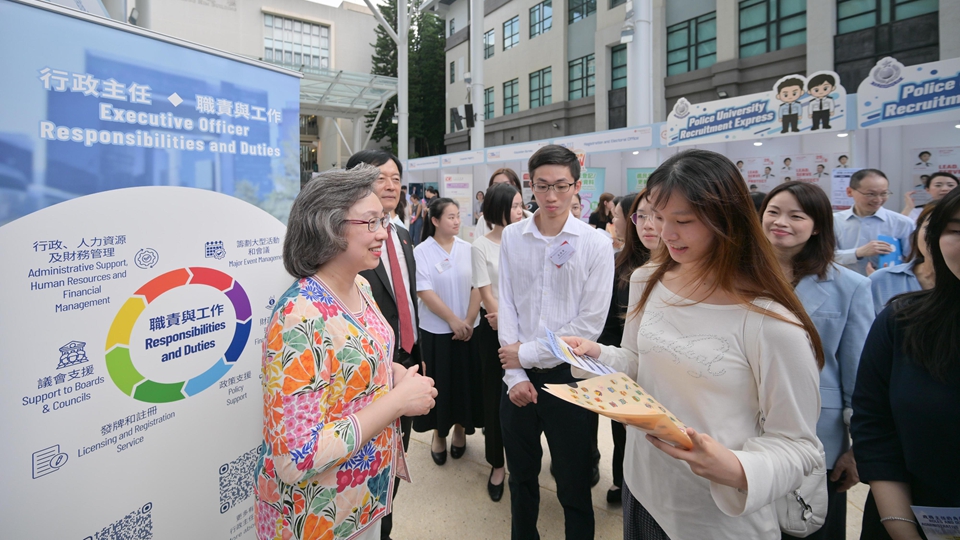 楊何蓓茵參觀嶺大政府職位招聘展覽 10月2日截止報名