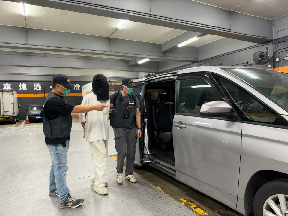 海關葵涌工廈破私煙倉 拘一男檢逾百萬元未完稅香煙