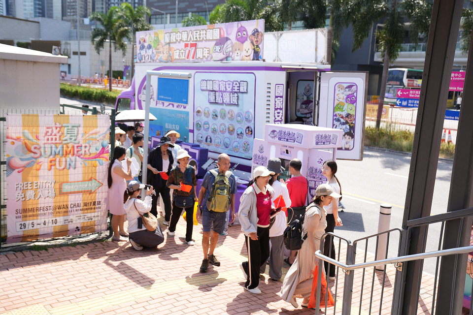 國慶77周年丨國安號宣傳車首站亮相灣仔 市民踴躍打卡歡慶國慶