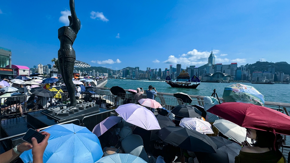 有片｜國慶黃金周首日各口岸現人潮 尖沙咀人山人海 提前佔位等煙花