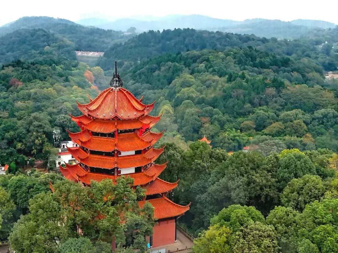 鐘聲迴蕩禮讚祖國   四川德陽鐘鼓樓國慶節當天撞鐘祈福活動家國氛圍濃厚