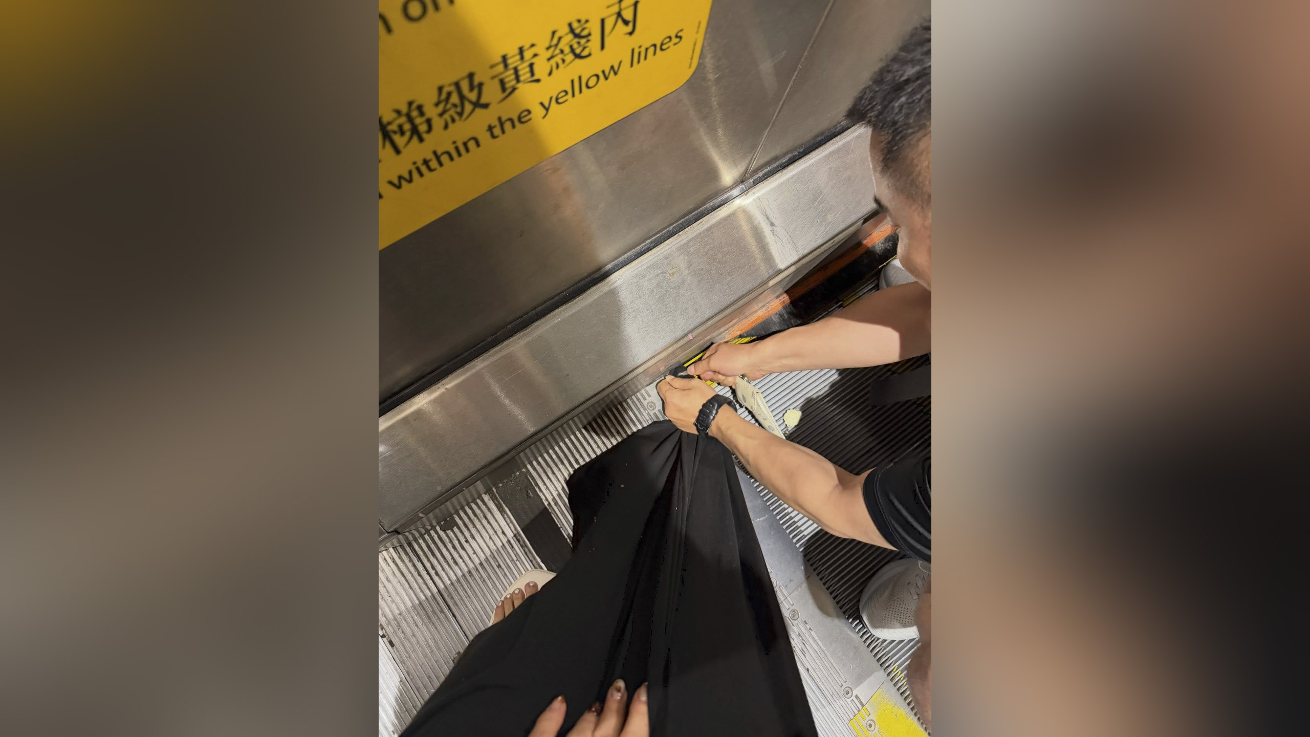 有片〡港鐵站扶手電梯夾長裙 網民揶揄：長裙難顧