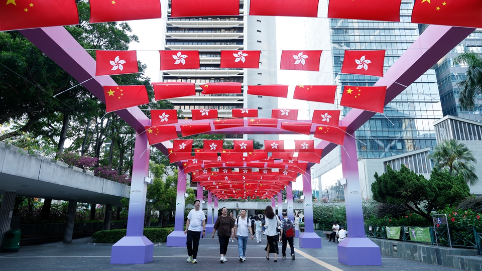 【來論】背靠祖國把握機遇 同心共築香江繁榮