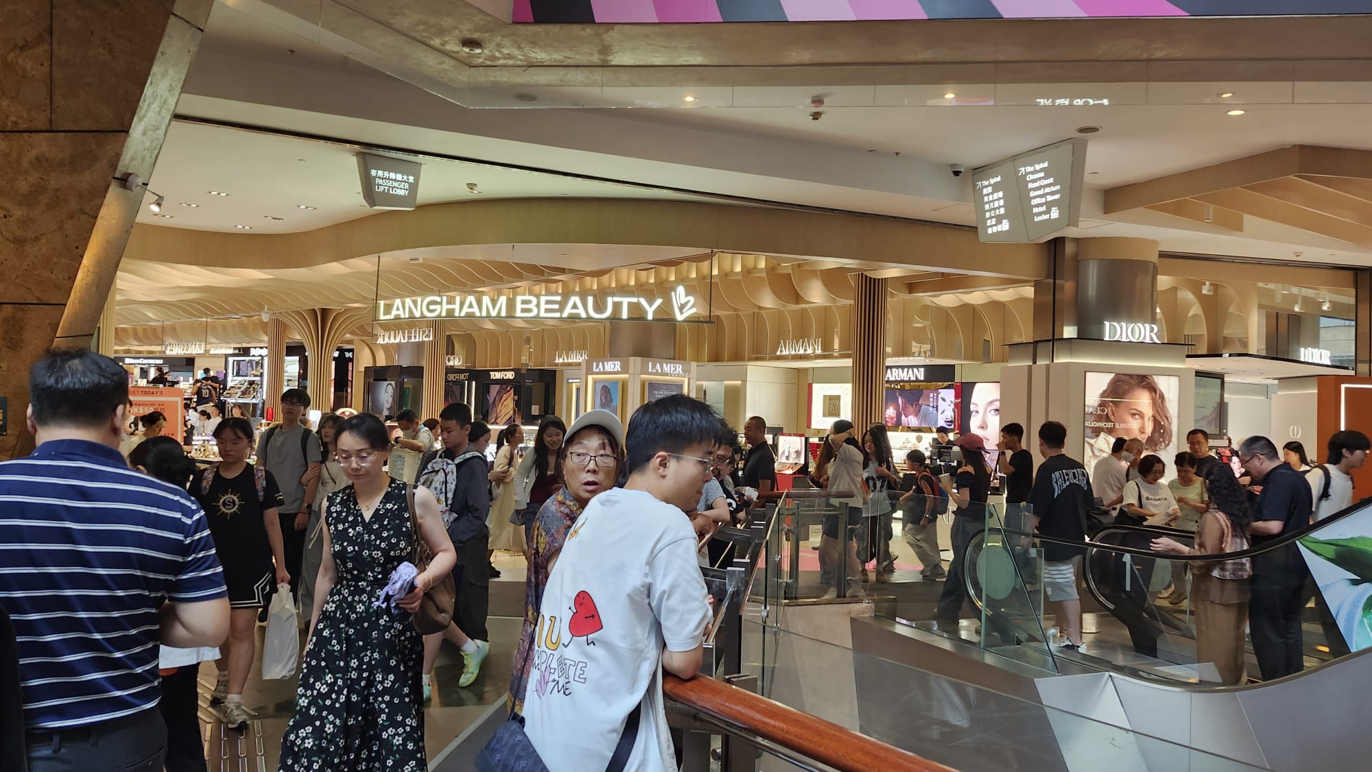 有片｜國慶黃金周第二天 訪港旅客普遍即日來回