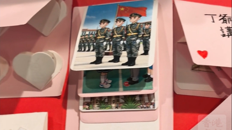 有片｜「向國旗敬禮」同學製作紀念小冊子 記錄北京之行收獲及感悟