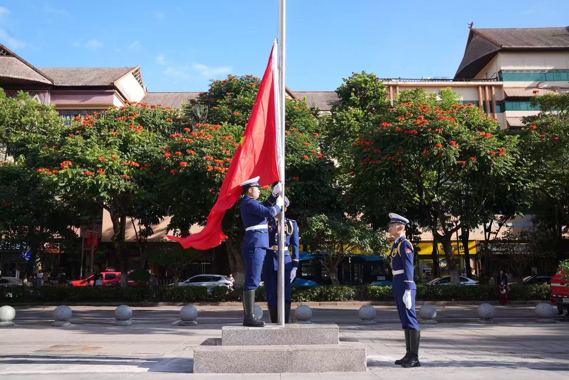 西盟縣舉行國慶升旗儀式 佤山兒女同敲木鼓共祝祖國
