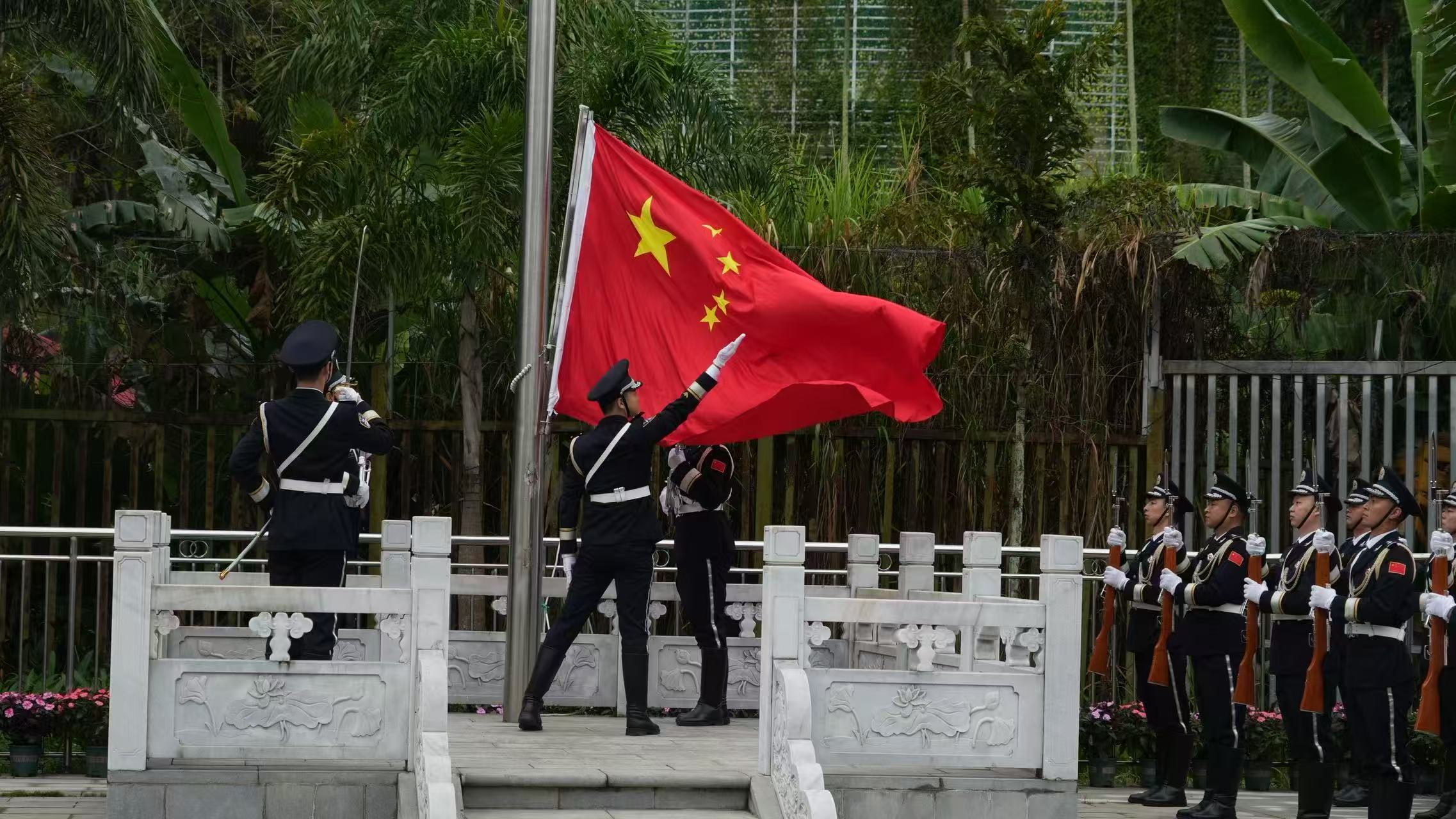 國門同升一面旗 打洛口岸舉行國慶升旗儀式