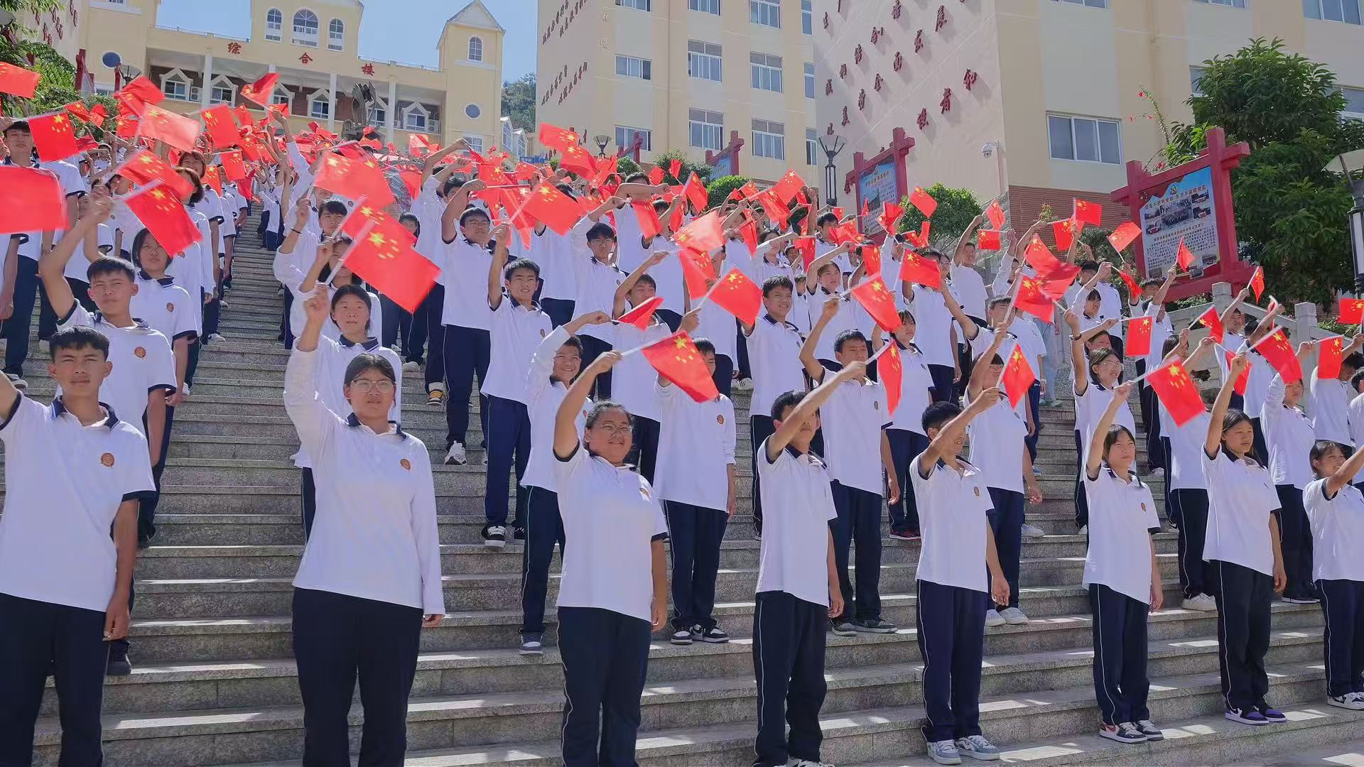 麻栗坡縣舉行國慶升旗儀式  天保口岸同步升起五星紅旗