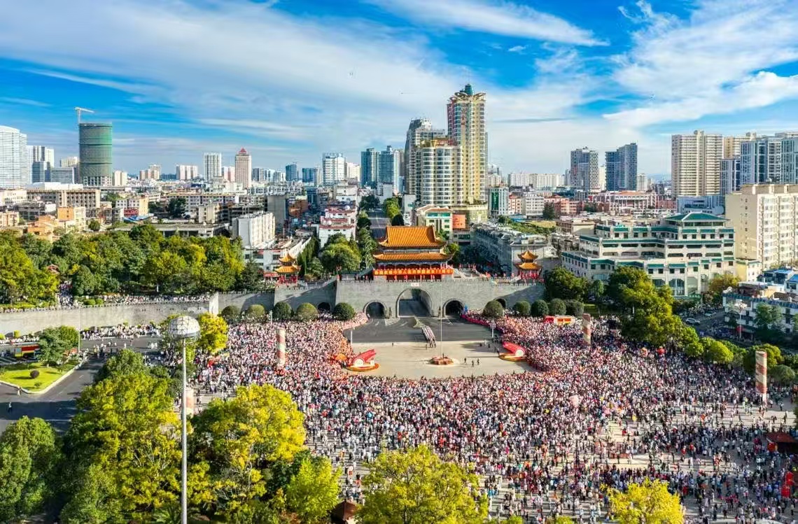 擎旗迎盛世！曲靖舉行國慶升旗儀式 珠源兒女共賀祖國華誕