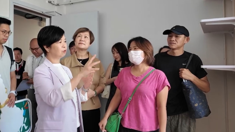 有片丨青發簡約公屋入伙 何永賢：市民搬離「鐵皮屋」 帶來新生活