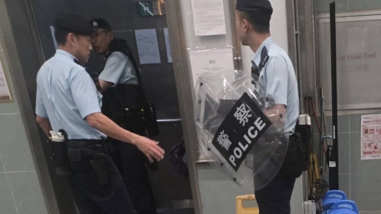 鑽石山女子疑持刀遊蕩 警方反恐特勤隊持盾追尋