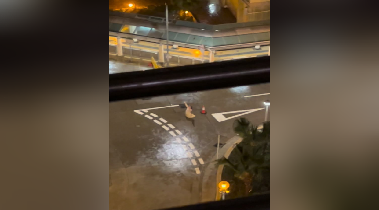 有片〡女子大雨中下跪發洩崩潰 網民喊話：發洩出嚟都係好事