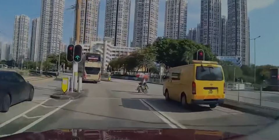 有片 〡 天水圍輪椅婦闖馬路 司機聞響咹急煞停：救我一命 
