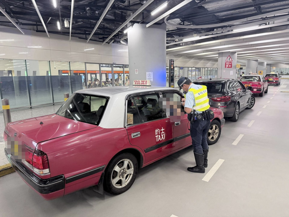 警方西九龍打擊違法的士司機 涉冚旗載客等4宗罪