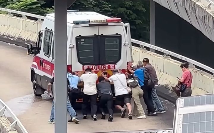 有片〡警車天橋斜路死火 警民合力推車營救