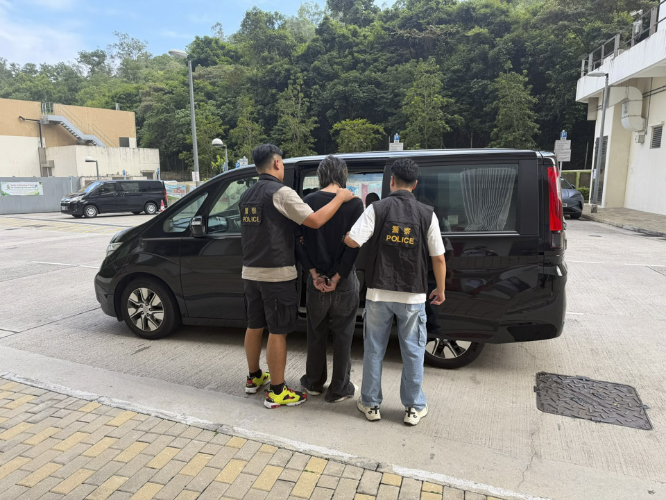 警方拘18歲男子 涉詐騙八旬婦10萬元