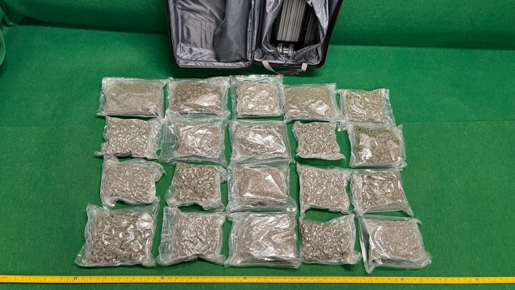 海關於機場偵破一宗旅客販毒案件