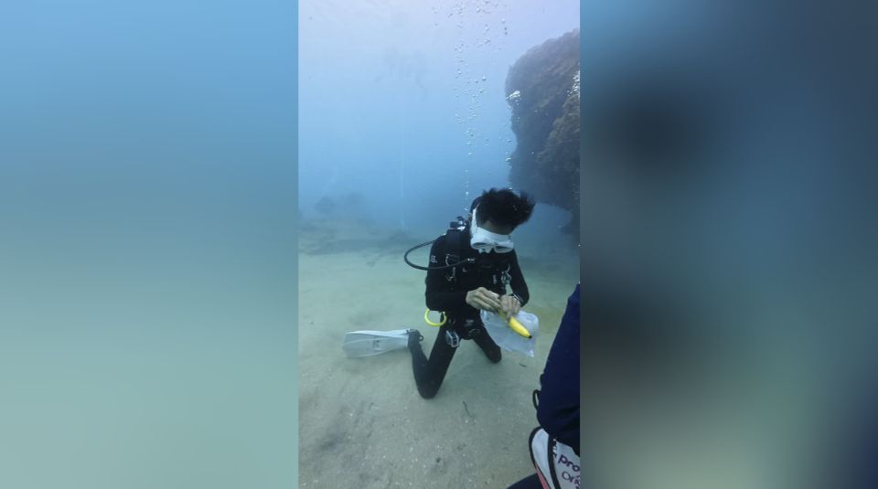 有片〡潛水員海底午餐 啃海鹽香蕉果腹