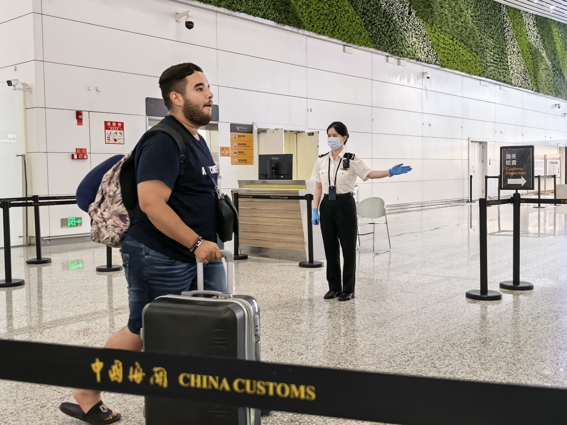 廣州海關高效監管保障國慶假期廣州口岸跨境客流高峰