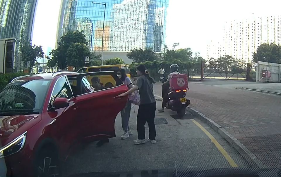 有片〡私家車接學童上學 罔顧安全逆線行車