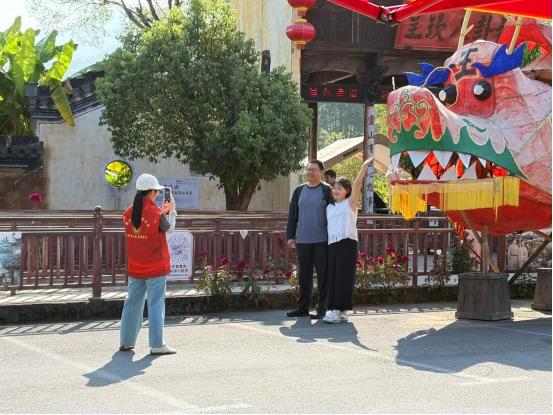 皖徽州區：志願微光點亮「雙節」暖心旅途