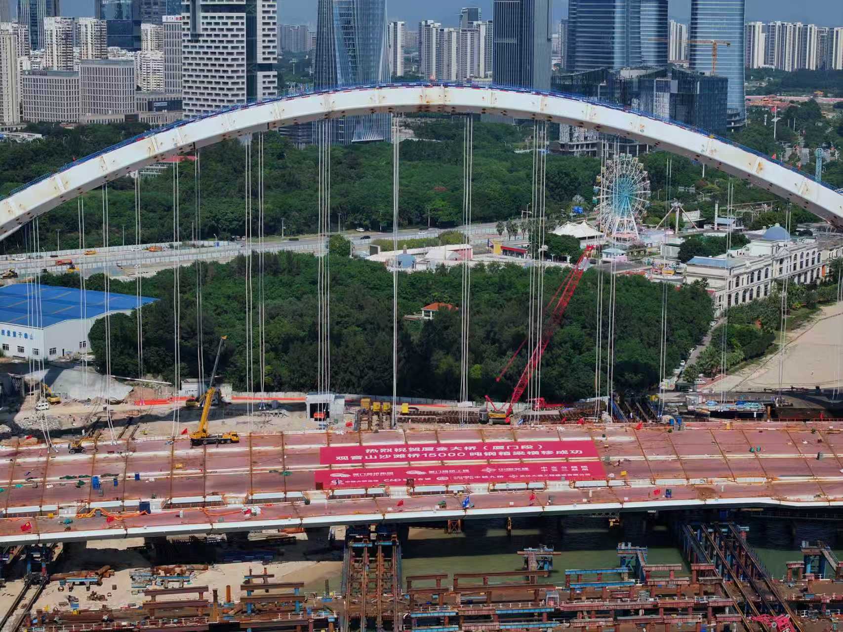 廈金大橋（廈門段）項目觀音山沙灘橋萬噸鋼箱樑整體橫移到位